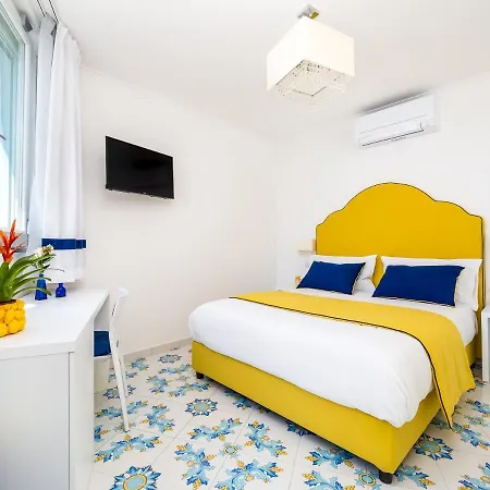 De Vivo Realty - Blue Waves Positano Apartment Positano