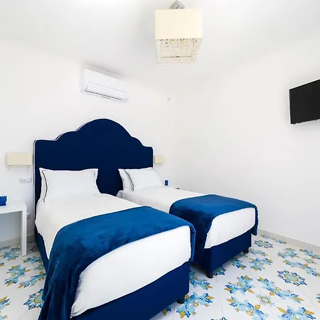 De Vivo Realty - Blue Waves * Positano