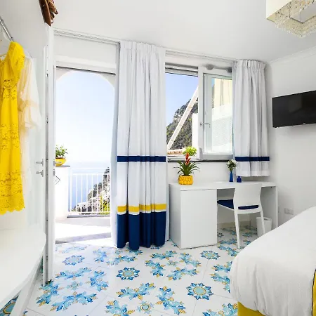 De Vivo Realty - Blue Waves Positano